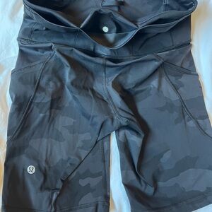 lululemon Womens Camo Black 8” size 6 Bike Shorts with pockets